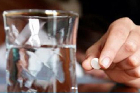 Người đàn bà xởi lởi mời cơm với nước uống pha thuốc ngủ, rồi mới hành sự ảnh 1