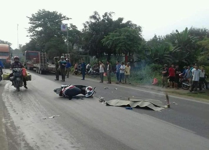 Va chạm với xe tải, nữ công nhân tử vong trên đường đi làm ảnh 1