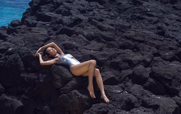 "Bỏng mắt" ngắm Vũ Ngọc Anh khoe đường cong với bikini tự thiết kế ảnh 4