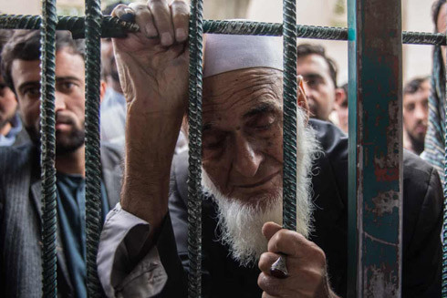 Người dân Afghanistan xếp hàng xuyên đêm chờ xin visa y tế ở Pakistan ảnh 1