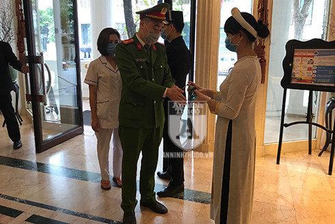 Phản ứng kịp thời khi phát hiện 3 du khách Anh dương tính Covid-19 từng ở khách sạn Metropole ảnh 2