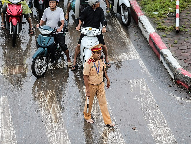 Bất chấp hiểm nguy, lực lượng Công an căng mình bảo vệ tính mạng, tài sản người dân trong cơn bão số 3 ảnh 4 Bất chấp hiểm nguy, lực lượng Công an căng mình bảo vệ tính mạng, tài sản người dân trong cơn bão số 3 ảnh 4