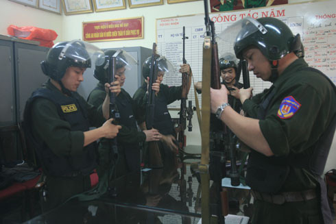 Cảnh sát đặc nhiệm "nhập vai" hóa giải tội phạm khống chế con tin ảnh 1