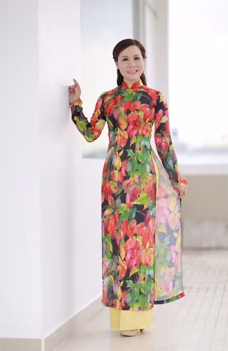 Nữ hoàng Kim Chi đẹp lạ với áo dài họa tiết lá thu ảnh 4