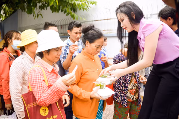 Người đẹp Janny Thủy Trần mướt mồ hôi trao cơm từ thiện ảnh 6