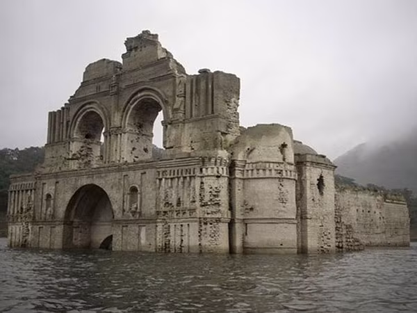 Hạn hán lộ ra nhà thờ 451 tuổi dưới lòng hồ ảnh 1