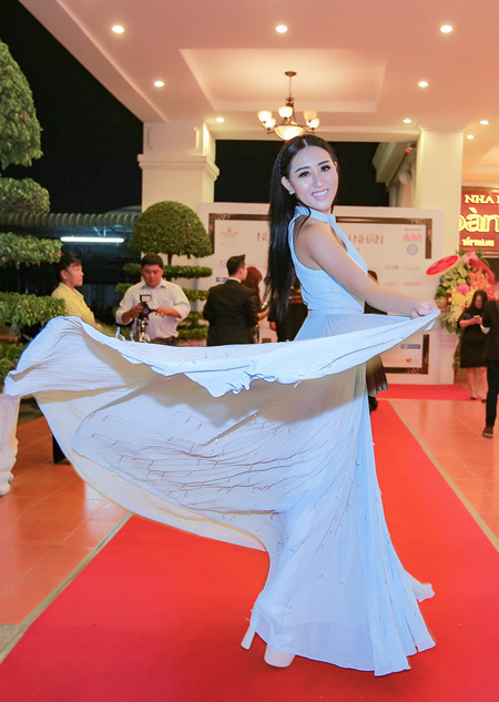 Hoa hậu Huỳnh Thuý Anh khoe nhan sắc "hút hồn" trên thảm đỏ ảnh 4