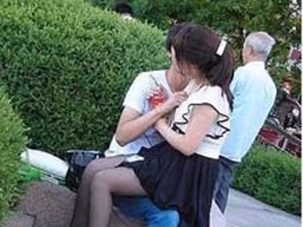 Khi cảnh "nhạy cảm" bị đem ra nơi công cộng ảnh 2