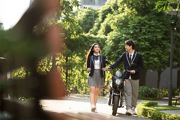 VinFast tặng 50.000 pin xe máy điện cho học sinh – chung tay "kiến tạo tương lai xanh" ảnh 4 VinFast tặng 50.000 pin xe máy điện cho học sinh – chung tay "kiến tạo tương lai xanh" ảnh 4