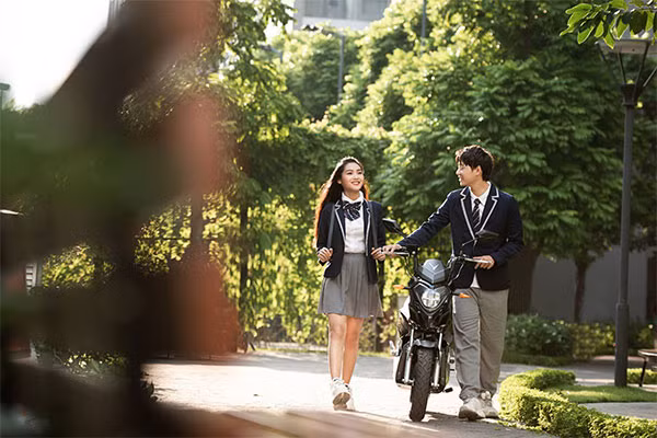 VinFast tặng 50.000 pin xe máy điện cho học sinh – chung tay "kiến tạo tương lai xanh" ảnh 4