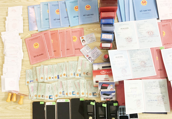 Liên minh "ma quỷ" bắt tay làm hộ khẩu giả ảnh 3