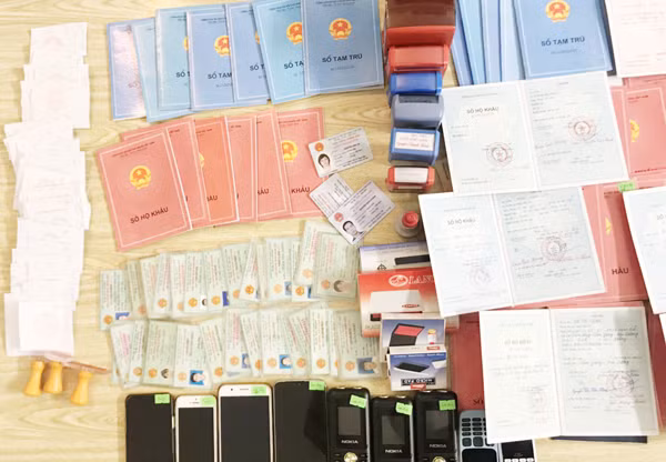 Liên minh "ma quỷ" bắt tay làm hộ khẩu giả ảnh 3 Liên minh "ma quỷ" bắt tay làm hộ khẩu giả ảnh 3