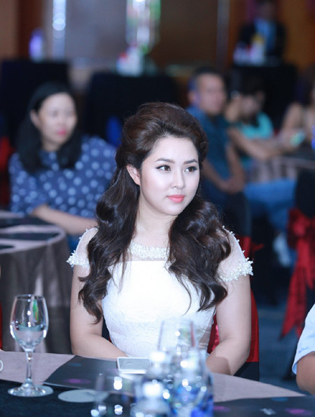 Á hậu Dương Tú Anh khám phá "vương quốc đá lạnh Juice Smile" ảnh 8