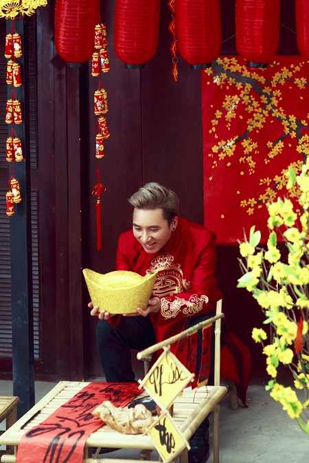 Phan Mạnh Quỳnh nôn nao Tết, tung ảnh "đỏ chót" với áo dài, phong bao lì xì ảnh 7