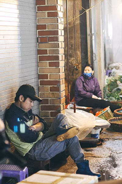 Giấc ngủ chập chờn của các tiểu thương ở chợ đầu mối Long Biên ảnh 8