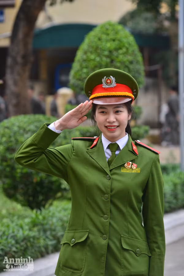 Chân dung nữ sinh cảnh sát xinh đẹp nổi tiếng với đòn võ "cắt kéo" hạ 3 đối thủ ảnh 1