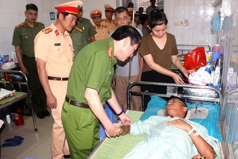 Sẵn sàng đối mặt nguy hiểm, chấp nhận hy sinh để giữ bình yên cho nhân dân ảnh 2