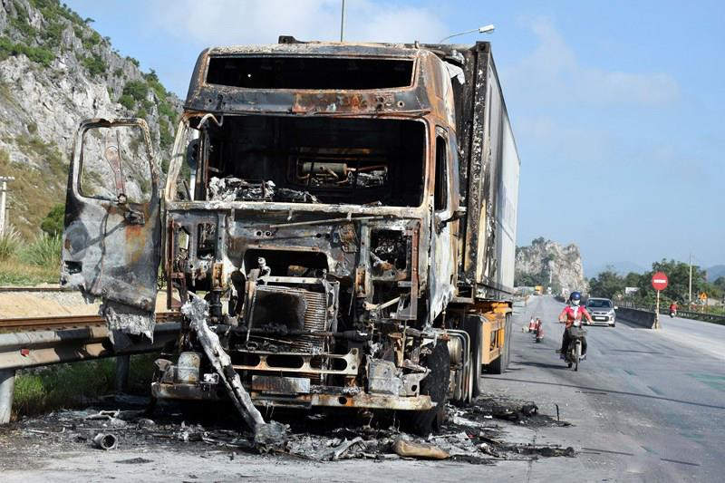 Xe container bị lửa thiêu rụi trong đêm ảnh 1