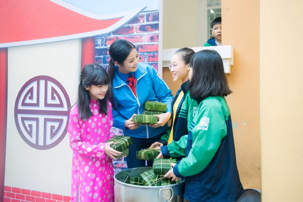 Hoa hậu Ngọc Hân cùng học sinh Hà Nội gói bánh chưng tặng trẻ em miền núi ảnh 7