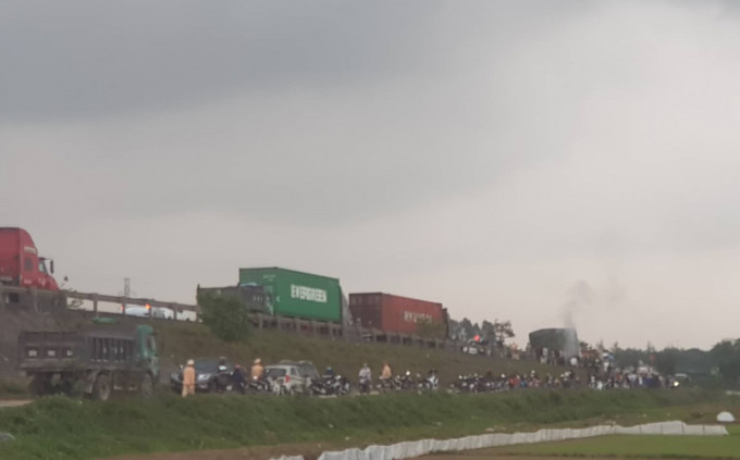 Xe tải đang chạy bất ngờ bốc cháy trên đường ảnh 2