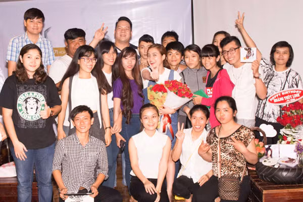 Hoàng Thuỳ Linh giản dị trong tiệc sinh nhật do người hâm mộ tổ chức ảnh 10