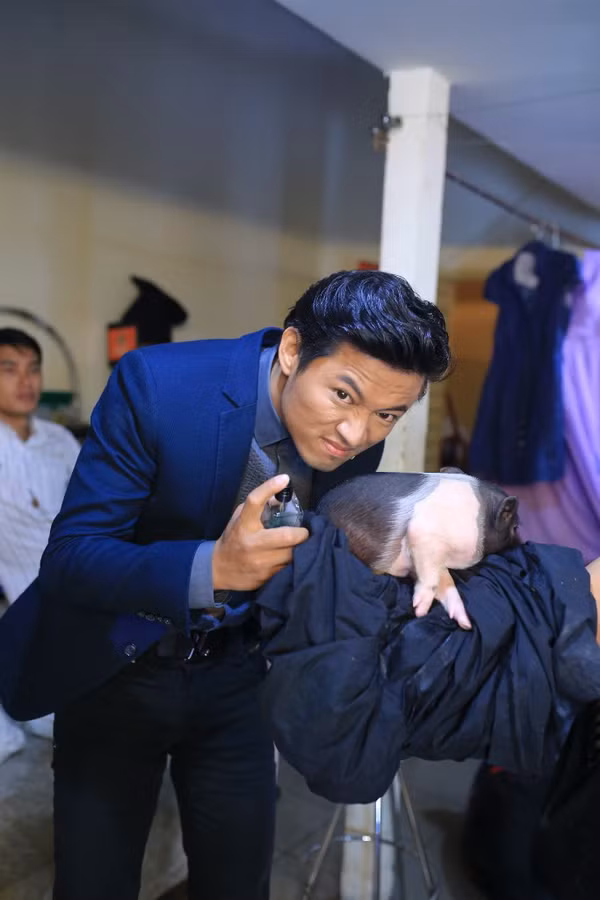 Hoài Linh - Việt Hương ôm... heo để tiếp đón Anh Thư ảnh 5
