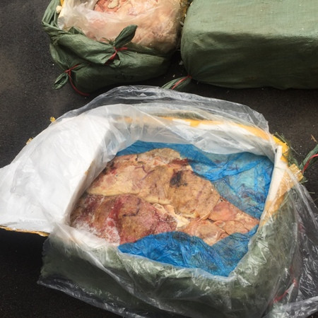 Chặn giữ gần nửa tấn sản phẩm động vật bốc mùi ảnh 3