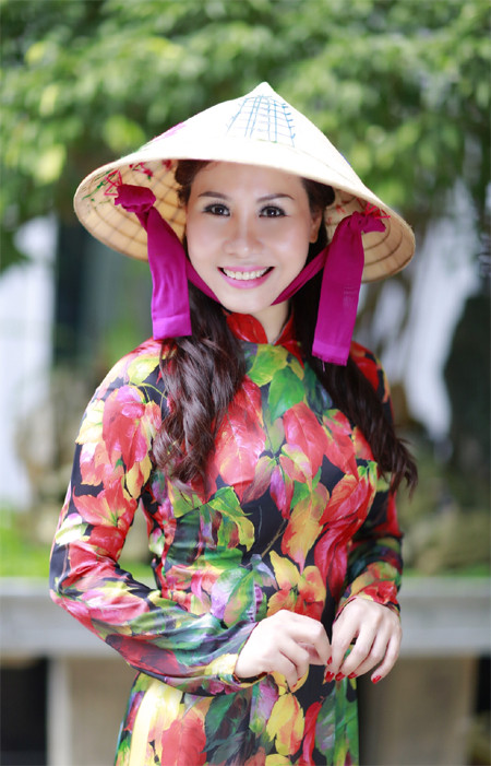 Nữ hoàng Kim Chi đẹp lạ với áo dài họa tiết lá thu ảnh 7 Nữ hoàng Kim Chi đẹp lạ với áo dài họa tiết lá thu ảnh 7