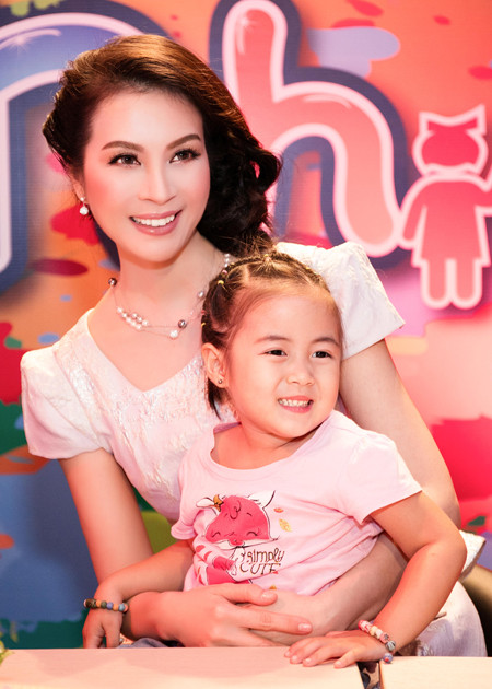 MC Thanh Mai thay 4 trang phục trên "ghế nóng" ảnh 4 MC Thanh Mai thay 4 trang phục trên "ghế nóng" ảnh 4