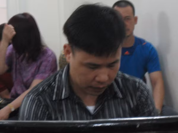 Diện quần áo giống công an lừa được gần 700 triệu đồng ảnh 1