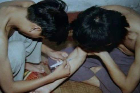 Cưỡng ép người khác sử dụng ma túy, phạm tội gì? ảnh 1