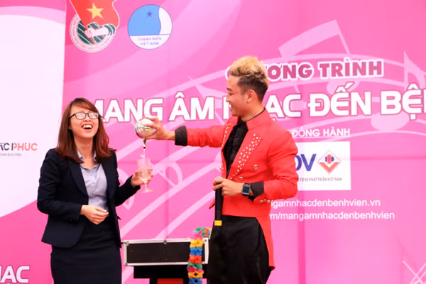 Danh hài Trà My "vác bụng bầu" lên sân khấu ảnh 6