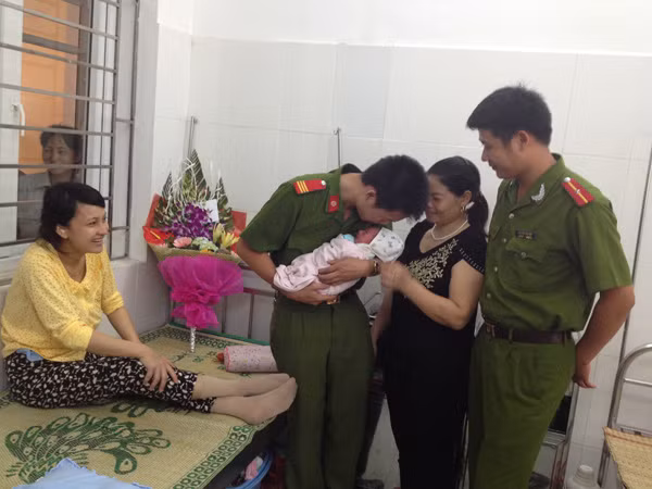 Chuyện cảnh sát hình sự... đỡ đẻ giữa đêm giông gió ảnh 1