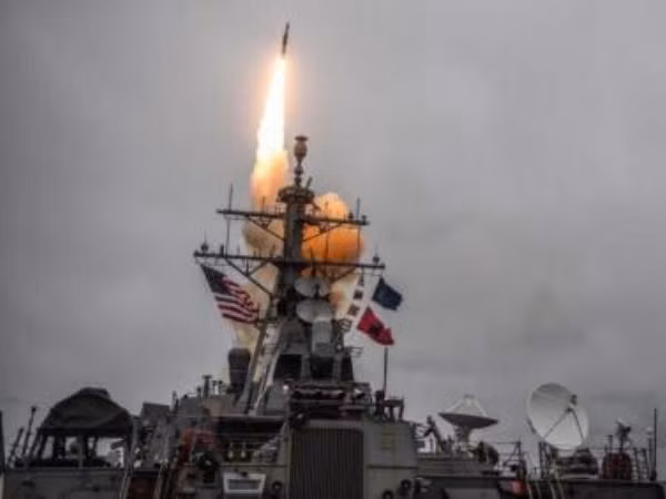 Điều gì sắp xảy ra khi tàu chiến Mỹ mang theo 60 tên lửa đã tiến sát Syria ảnh 1