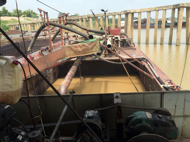 Bắt giữ hàng loạt tàu khai thác cát trái phép tại Ba Vì ảnh 1