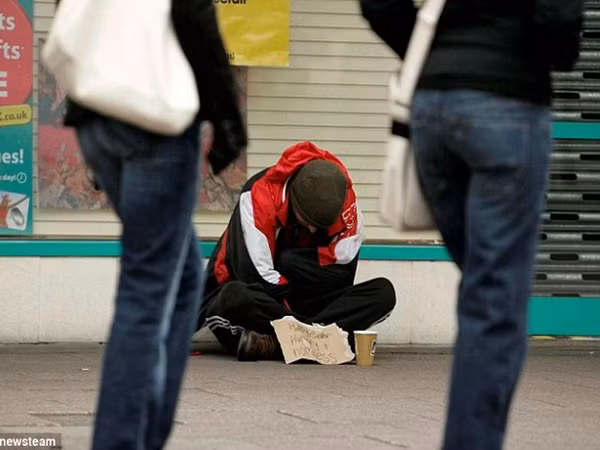Kẻ đóng giả ăn mày ở Anh có thu nhập ngang ngửa Thủ tướng ảnh 1