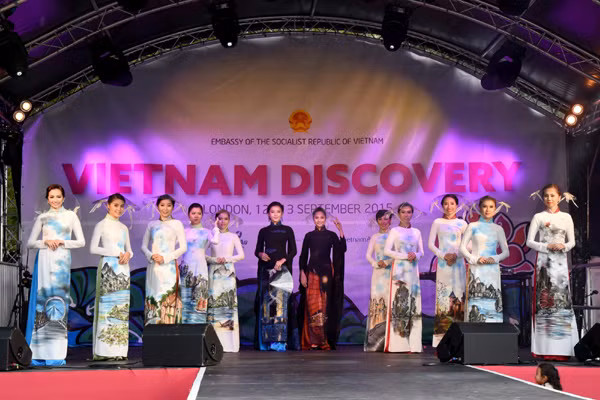 Huyền My, Hương Giang trình diễn và đấu giá áo dài ở Anh ảnh 9