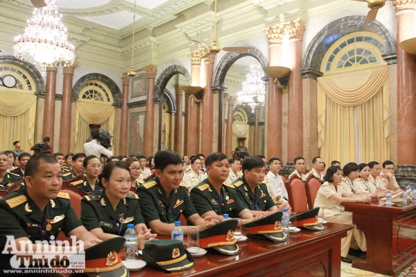 Phó Chủ tịch nước gặp mặt đoàn đại biểu lao động giỏi trong CAND và QĐND ảnh 2 Phó Chủ tịch nước gặp mặt đoàn đại biểu lao động giỏi trong CAND và QĐND ảnh 2