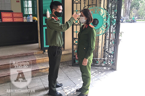 Trải nghiệm buồng khử khuẩn cùng cán bộ chiến sĩ công an giữa tâm dịch Covid-19 ảnh 2