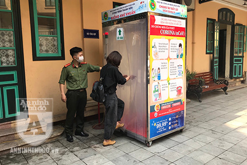 Trải nghiệm buồng khử khuẩn cùng cán bộ chiến sĩ công an giữa tâm dịch Covid-19 ảnh 4