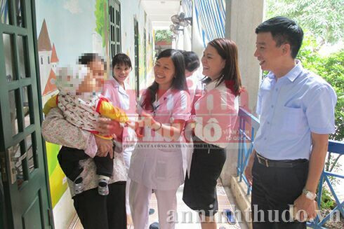 Tin vui: Em bé bị mẹ bỏ rơi ở phường Mỹ Đình 2 đã được về với gia đình ảnh 1