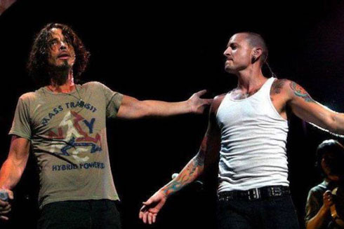 Chester Bennington của Linkin Park treo cổ tự tử ở tuổi 41: Tuổi thơ bị lạm dụng, vô gia cư, rượu và ma túy ảnh 5