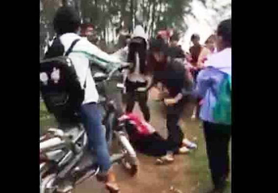 Ba nữ sinh đánh bạn cùng lớp vì mâu thuẫn mạng xã hội bị kỷ luật cảnh cáo ảnh 1 Ba nữ sinh đánh bạn cùng lớp vì mâu thuẫn mạng xã hội bị kỷ luật cảnh cáo ảnh 1