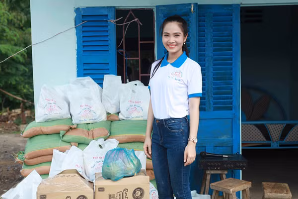Nữ hoàng Du lịch Dương Kim Ánh giản dị đi từ thiện ảnh 2