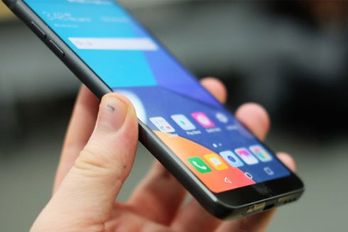 Lấy điện thoại của người gây tai nạn, phạm tội cướp hay cưỡng đoạt tài sản? ảnh 1