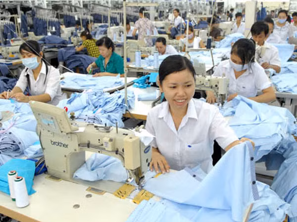 Tăng 12,4% lương tối thiểu vùng năm 2016: Công nhân tạm hài lòng, doanh nghiệp lo sốt vó ảnh 1