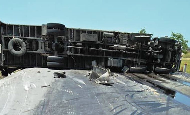 Xe khách va chạm với xe container khiến 10 người bị thương ảnh 1