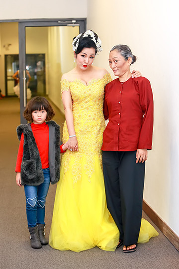 Thúy Nga "đọ dáng" cùng Hoài Linh ảnh 13