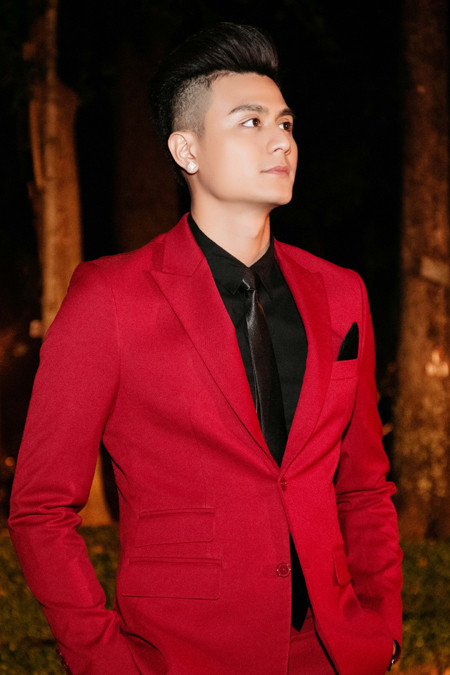 Hoàng Thuỳ Linh gợi cảm và tình tứ bên Vĩnh Thụy ảnh 4