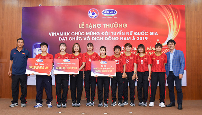 Vinamilk trao thưởng chúc mừng Đội tuyển bóng đá nữ quốc gia vô địch Đông Nam Á 2019 ảnh 1 Vinamilk trao thưởng chúc mừng Đội tuyển bóng đá nữ quốc gia vô địch Đông Nam Á 2019 ảnh 1
